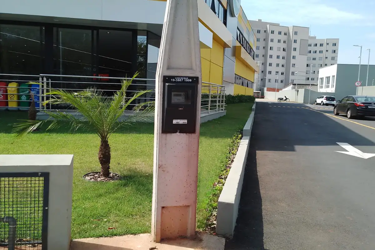 Poste padrão de concreto modelo 1 caixa em Hortolândia, SP.