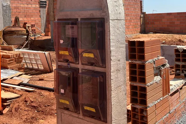 Poste padrão de concreto modelo 4 caixas em Sumaré, SP.